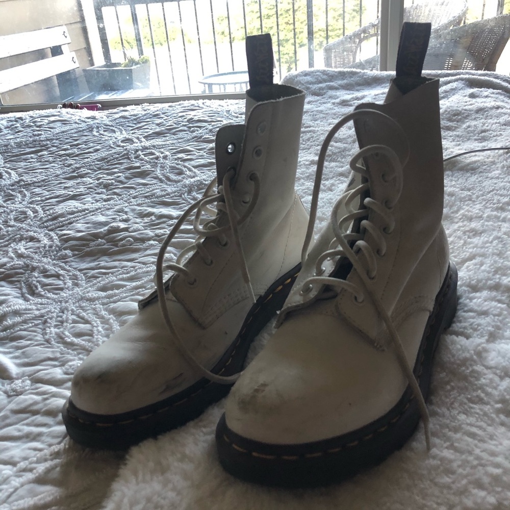 White Dr Marten’s lace up soft leather top